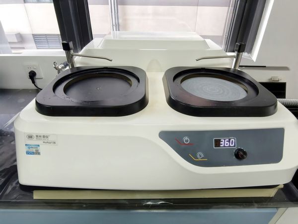 Automatic grinder-polisher: Laizhou Weiyi Mopao2B, used to grind and polish metallographic cross-section specimens of e-coat films